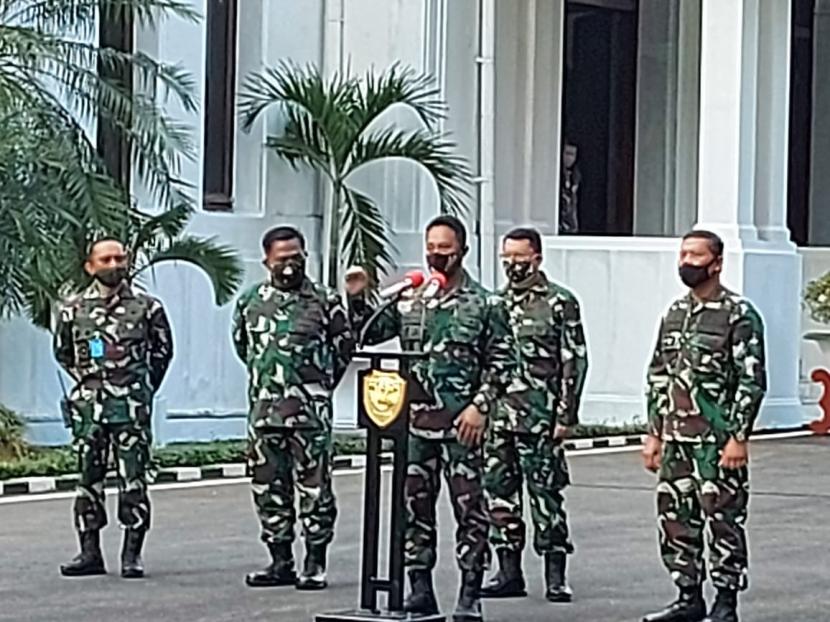 KSADJenderal TNI Andika Perkasa didampingi Komandan Kodiklatad Letjen AM Putranto dan Pangdam Siliwangi Mayjen TNI Nugroho Budi saat menggelar konfrensi pers di Makodam Siliwangi, Sabtu (11/7).
