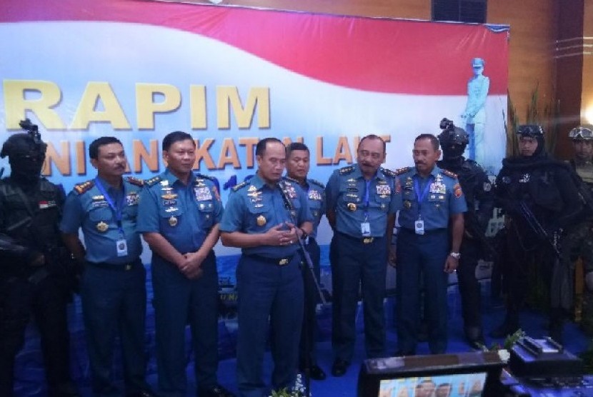 KSAL Laksaman Ade Supandi bersama Laksamana Madya yang akan menggantikannya di Mabesal Cilangkap, Jumat (26/1). Ade Supandi akan pensiun Mei 2018. 