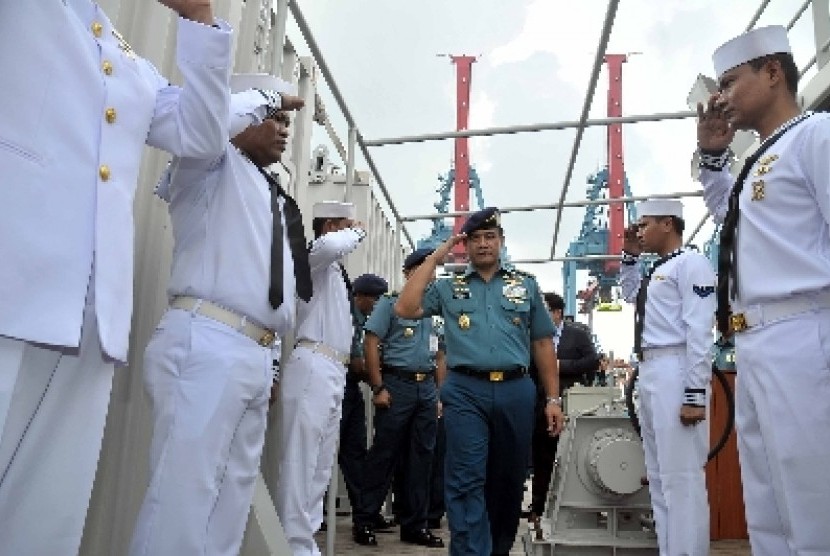 KSAL Laksamana Ade Supandi usai meninjau KRI Rigel 933 di Pelabuhan Tanjung Priok, Jakarta, Jumat (15/5).