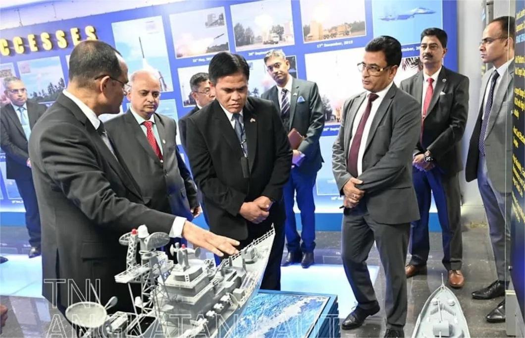 KSAL Laksamana Muhammad Ali saat mengunjungi pabrikan rudal Brahmos di New Delhi, India, Ahad (26/1/2025).