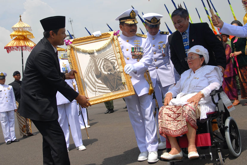 Istri pahlawan nasional Bung Tomo, Sulistina Sutomo (duduk) didampingi putranya, Bambang Sulistomo (kanan) 