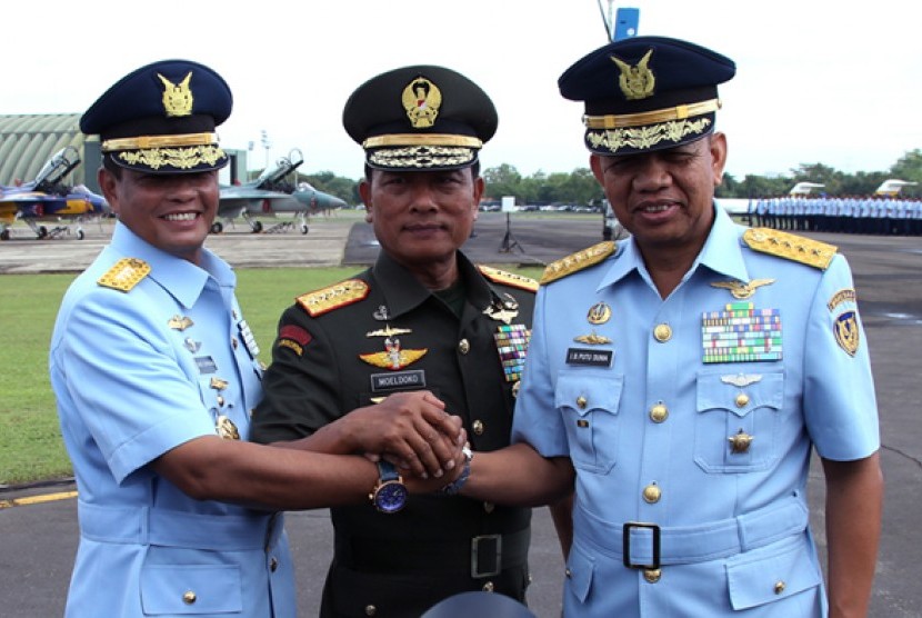 KSAU dari Marsekal I.B. Putu Dunia, Panglima TNI Jenderal Moeldoko, KSAU Marsdya Agus Supriatna.
