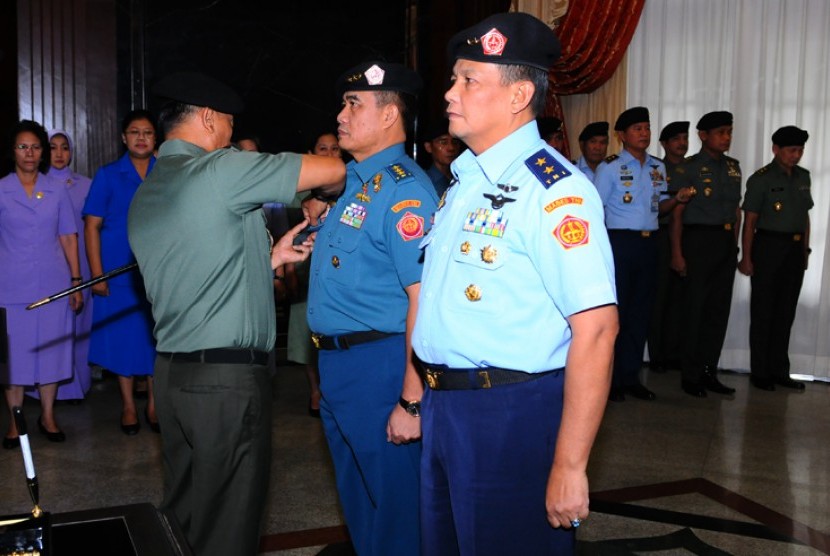 KSAU Marsekal Madya Agus Supriatna ketika dilantik Panglima TNI Jenderal Moeldoko menjadi Kasum TNI.