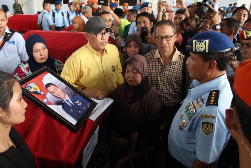 KSAU Marsekal TNI Agus Supriatna (kanan) atas nama pemerintah menyerahkan jenazah kepada keluarga korban pesawat pesawat Hercules C-130 di Lanud Soewondo Medan, Sumatera Utara, Rabu (1/7).