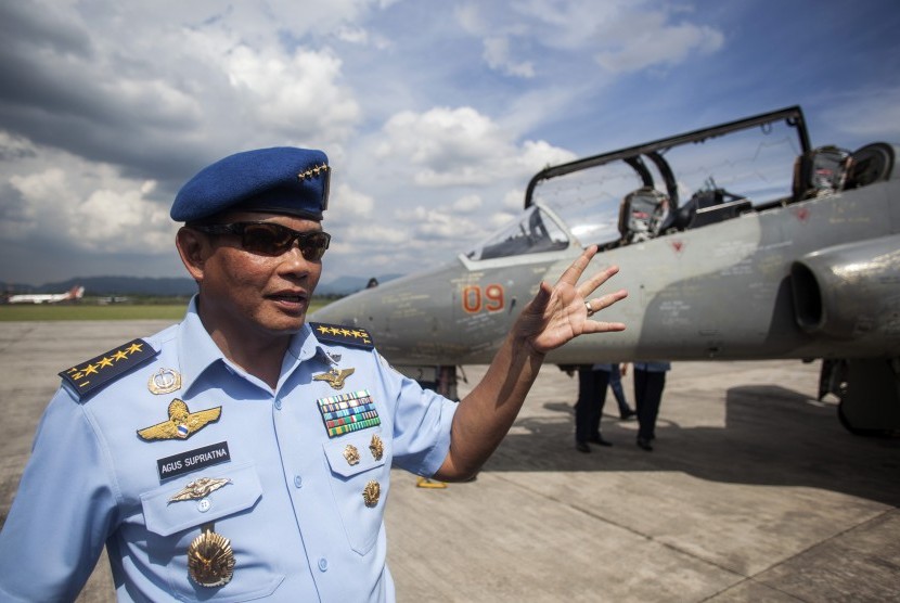 KSAU Marsekal TNI Agus Supriatna menjelaskan kenangannya ketika terbang dengan pesawat tempur Hawk MK-53 di Lapangan Udara Adisutjipto, Yogyakarta, Kamis (12/3). (Antara/Sigid Kurniawan)