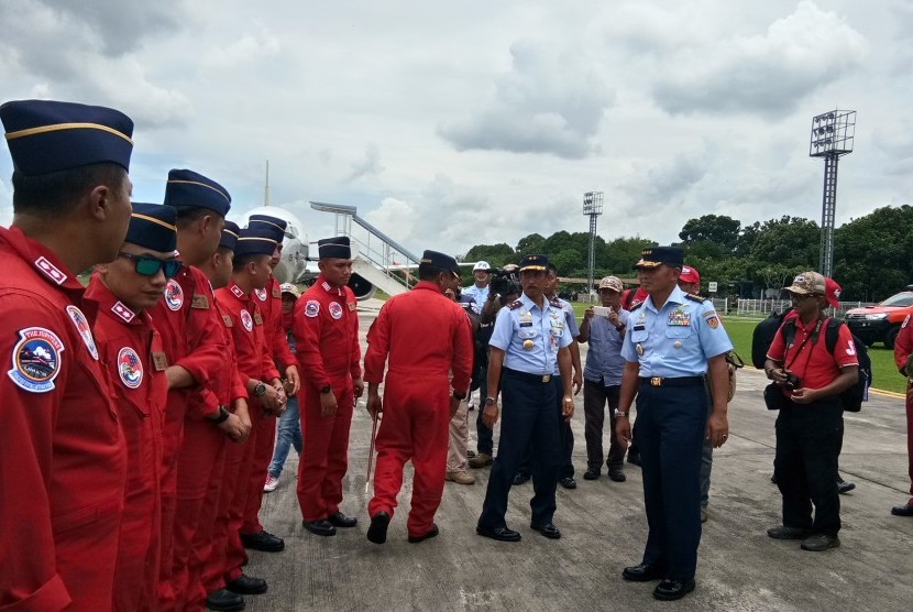KSAU Marsekal Yuyu Sutisna meninjau langsung kesiapan Tim Aerobatik Jupiter sebelum tampil di Langkawi,  Malaysia,  di Lanud Adisutjipto Yogyakarta, Selasa (19/3).