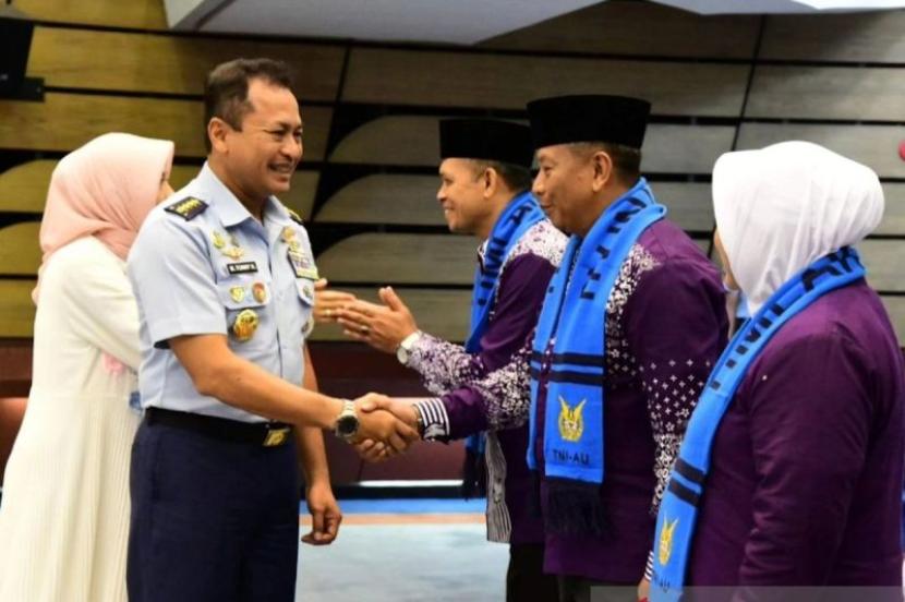 KSAU melepas jamaah haji dari TNI AU.