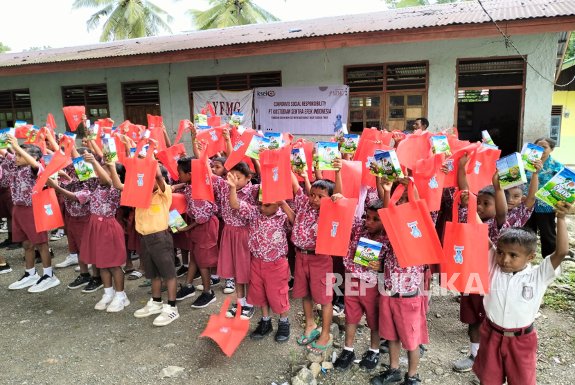 KSEI dan YFMG membagikan susu gratis kepada 200 anak dan biskuit padat gizi kepada 200 Ibu hamil di Kabupaten Kefamenanu, NTT.