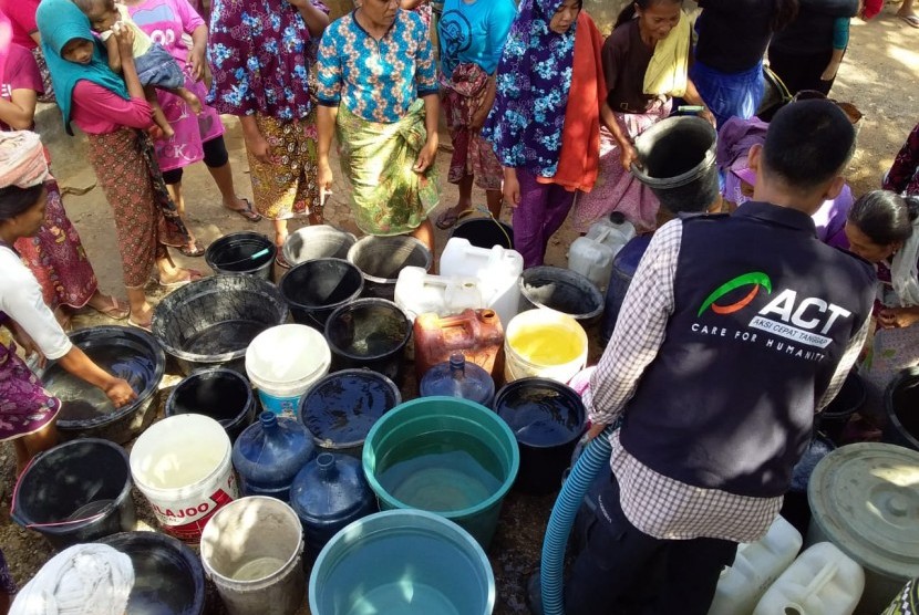 ksi cepat Tanggap (ACT) mendistribusikan air bersih ke Dusun Mbung Kolah dan Dusun Pelopok Desa Labuan Tereng, Kecamatan Lembar, Kabupaten Lombok Barat.