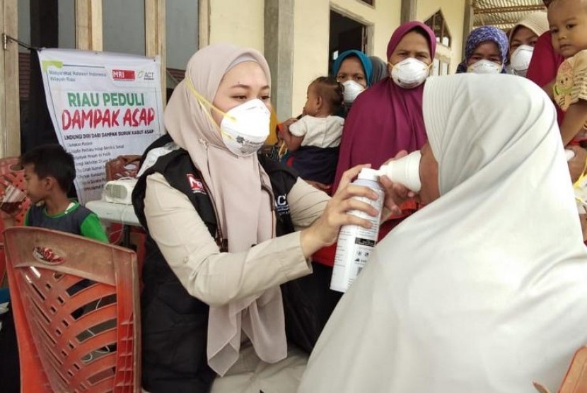 ksi Cepat Tanggap (ACT) Riau bersama Masyarakat Relawan Indonesia (MRI) membagikan 2.000 masker untuk warga di sana. 