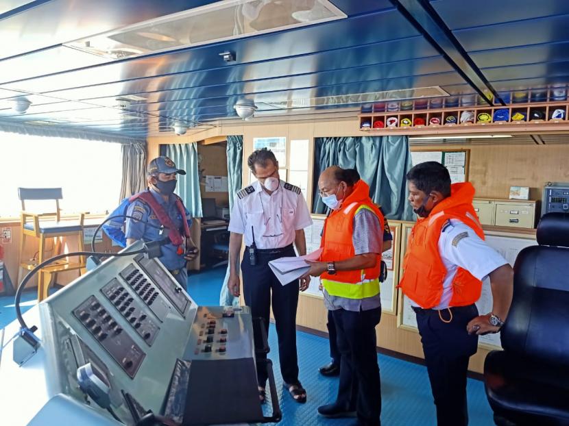 KSOP Kelas I Tanjung Balai Karimun melakukan pemeriksaan awal atas musibah kandasnya kapal MV. Sharaz berbendera Iran dan KM. Samudera Sakti I berbendera Indonesia di perairan Batu Berhenti Pulau Sambu Kepulauan Riau