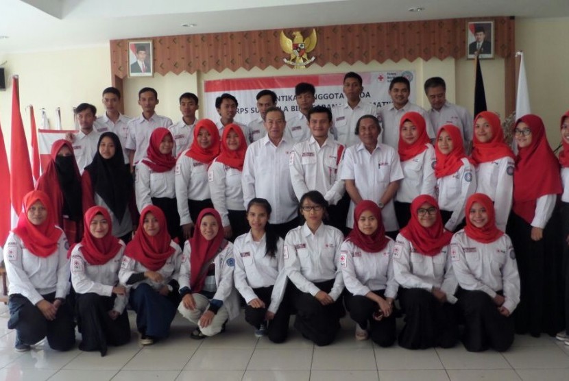 KSR BSI berfoto bersama Ketua PMI Jakarta Barat, Baharuddin. 