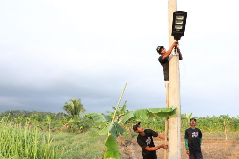 KST Indonesia bersilaturahmi dengan rekan-rekan seprofesi di Desa Sukamanah, Kecamatan Jiput, Kabupaten Pandeglang, Banten. Dalam kedatangannya, mereka membawa bantuan lampu penerangan jalan. 