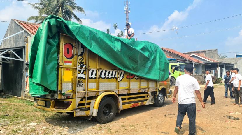 KST para sopir truk yang ada di Jalan Raya Cikukulu, RT 014, RW 004, Kelurahan Cisande, Kecamatan Cicantayan, Kabupaten Sukabumi, Jawa Barat, Senin (12/6/2023). 