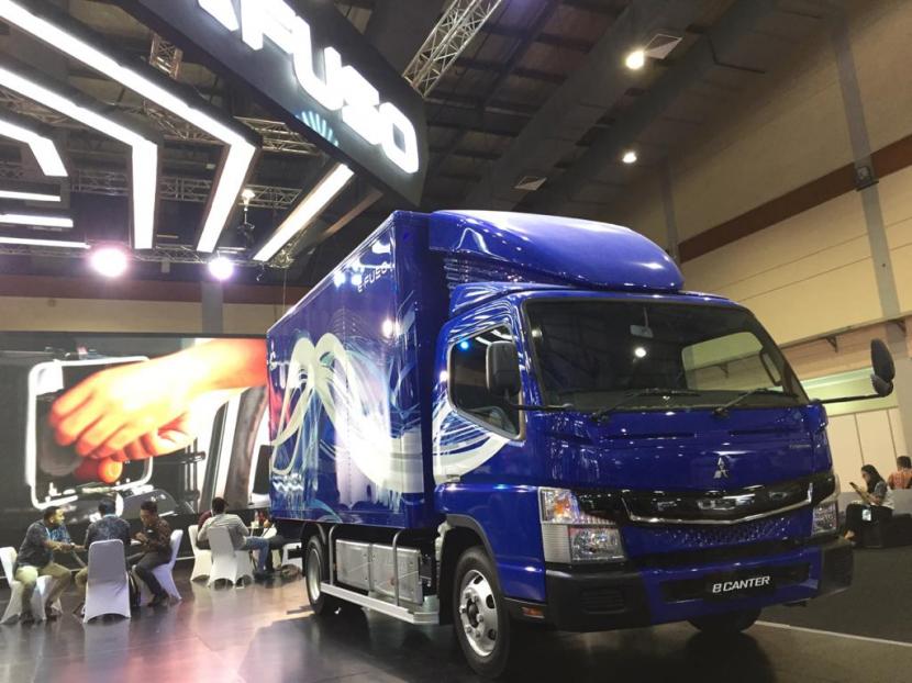KTB menghadirkan truk listrik eCanter dalam GIICOMVEC 2020.