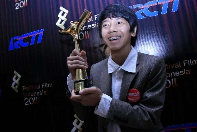 ktor cilik Emir Mahira menerima piala citra Festival Film Indonesia (FFI) 2011 kategori Pemeran Utama Pria Terbaik dalam malam anugerah FFI 2011 yang di gelar di Hall D1, Kemayoran, Jakarta, Sabtu (10/12). Emir Mahira menerima piala citra sebagai pemeran u