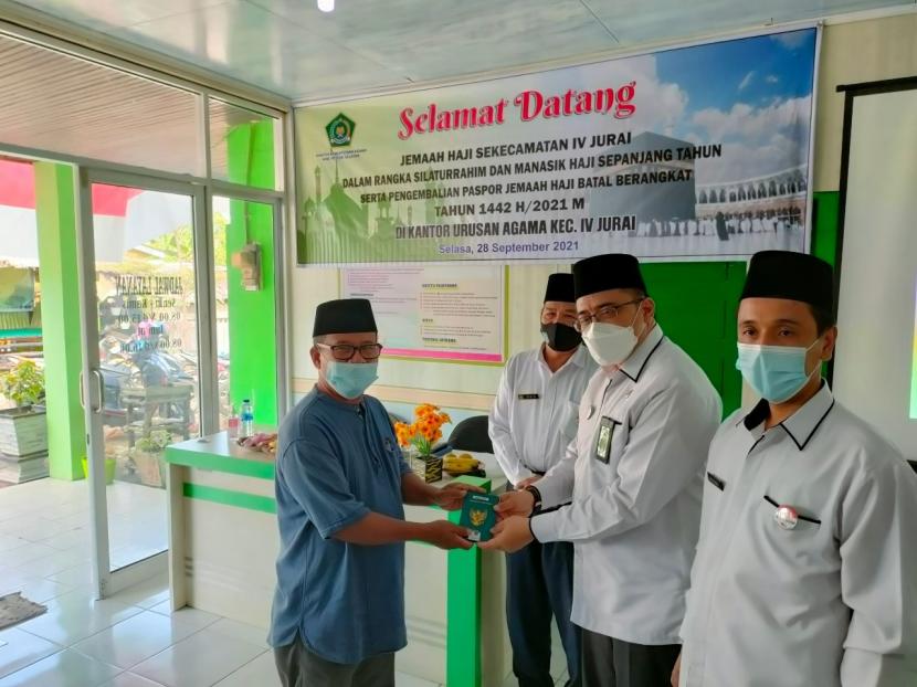 KUA Kecamatan IV Jurai, Kabupaten Pesisir Selatan, berhasil mendapatkan Juara 1 pada Penilaian KUA Inovatif Tingkat Provinsi Sumatera Barat (Sumbar) tahun 2021. Capaian ini merupakan ganjaran atas 7 program inovatif yang diterapkan KUA tersebut.