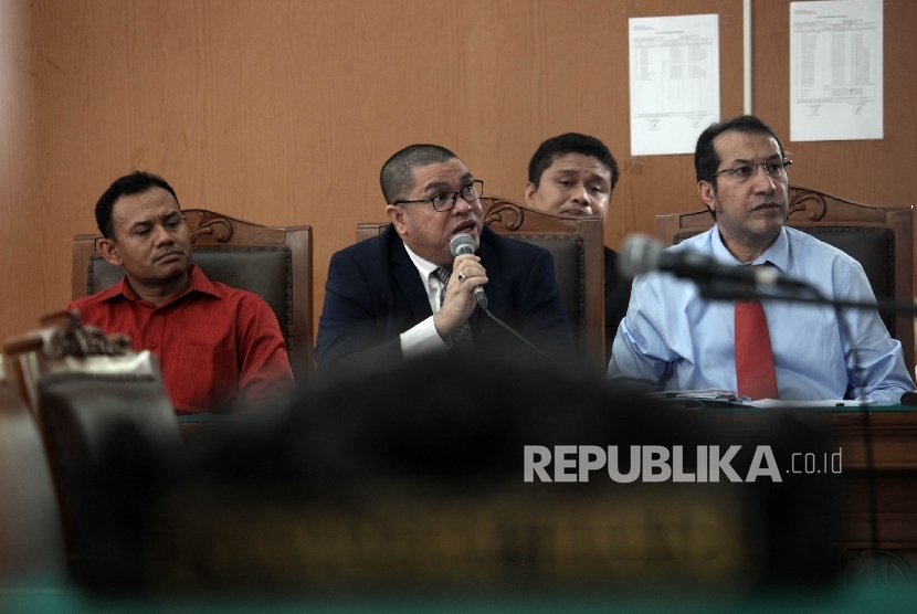 Kuasa Hakum tersangka kasus dugaan suap Irman Gusman, Razman Arif Nasution saat menghadiri sidang perdana praperadilan kliennya kepada Komisi Pemberantasan Korupsi (KPK) di pengadilan Negeri Jakarta Selatan, Selasa (18/10). 