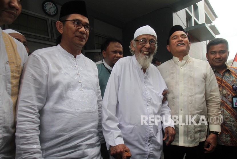 Kuasa hukum capres Joko Widodo dan Ma'ruf Amin, Yusril Ihza Mahendra (kanan) mengunjungi narapidana kasus terorisme Abu Bakar Baasyir (tengah) di Lapas Gunung Sindur, Bogor, Jawa Barat , Jumat (18/1/2019).