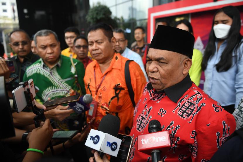Kuasa hukum Gubernur Papua Lukas Enembe, Petrus Bala Pattyona (kanan) memberikan keterangan terkait pemeriksaan istri dan anak kliennya di Gedung KPK, Jakarta.