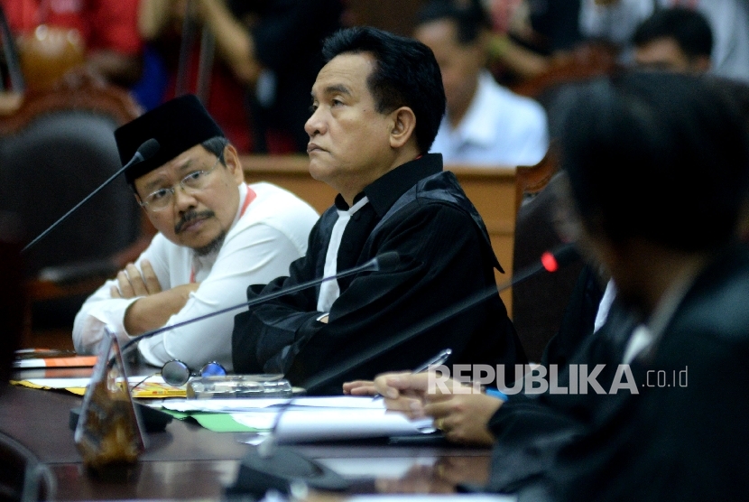 Kuasa Hukum Hizbut Tahrir Indonesia (HTI) Yusril Ihza Mahendra bersama Jubir HTI Ismail Yusanto mengikuti sidang perdana permohonan uji meteri Perppu No 2 tahun 2017 tentang Organisasi Kemasyarakatan di gedung Mahkamah Konstitusi, Jakarta, Rabu (26/7).