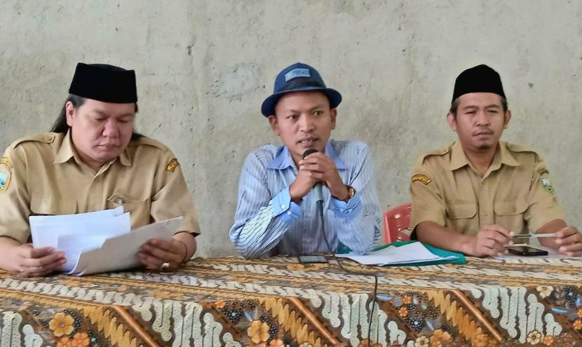  Kuasa hukum kades Kandangan dan kadus Balekambang, Muhammad Sofyan, memberikan penjelasan seputar upaya hukum yang disiapkan kliennya di balik kisruh kelebihan bayar uang ganti kerugian (UGK) tanaman WTP Jumirah, di Balai Desa Kandangan, Kecamatan Bawen, Kabupaten Semarang, Senin (17/4).