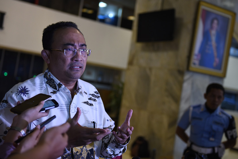 Kuasa hukum Ketua DPR Setya Novanto, Firman Wijaya (kiri) menjawab pertanyaan wartawan usai bertemu dengan Setya Novanto di Kompleks Parlemen Senayan, Jakarta, Kamis (10/12). 