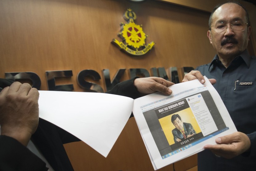 Kuasa hukum Ketua DPR Setya Novanto Frederic Yunadi (kanan) dan timnya menunjukkan sejumlah meme Setya Novanto yang beredar di internet di Direktorat Pidana Cyber Bareskrim Polri, Jakarta, Rabu (1/11). 