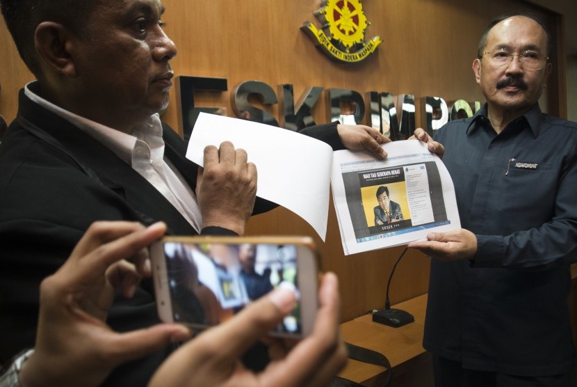Attorney of the House of Representatives (DPR) speaker Setya Novanto, Frederic Yunadi (right) and his team showed a number of Setya Novanto memes circulating on the internet at the National Police's Criminal Investigation's Cybercrime Directorate office, Jakarta, Wednesday (Nov 1). 