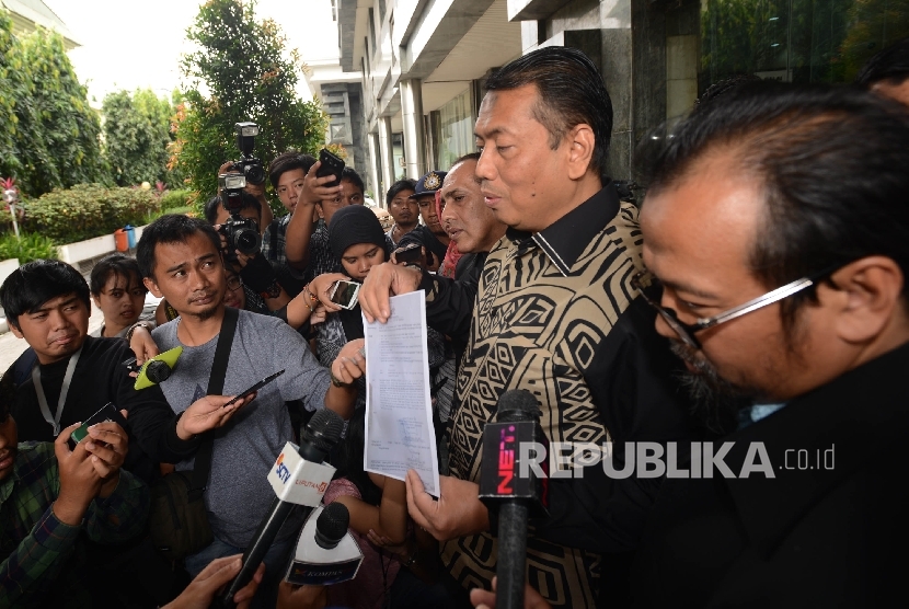 Kuasa Hukum Ketua Gerakan Nasional Pengawal Fatwa (GNPF) MUI Bachtiar Nasir, Kapitra Ampera (tengah) menunjukan surat pemanggilan saat tiba di Bareskrim Polri, Jakarta, Rabu (8/2). 