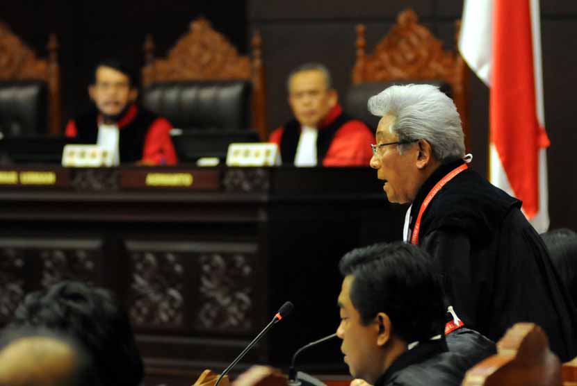 Kuasa hukum Komisi Pemilihan Umum (KPU), Adnan Buyung Nasution, memberikan tanggapan dalam sidang perdana perkara Perselisihan Hasil Pemilihan Umum (PHPU) Presiden dan Wakil Presiden Tahun 2014 di Mahkamah Konstitusi (MK), Jakarta, Rabu (6/8). 