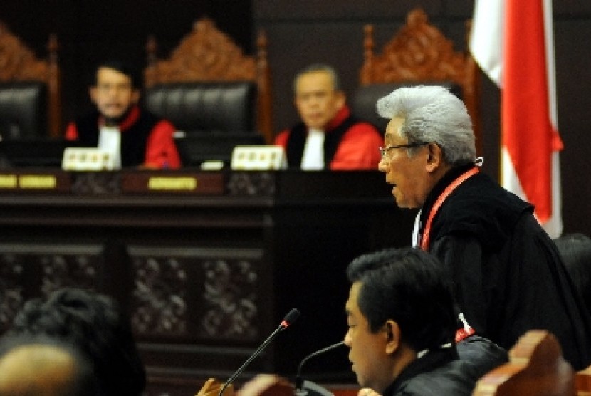 Kuasa hukum Komisi Pemilihan Umum (KPU), Adnan Buyung Nasution 