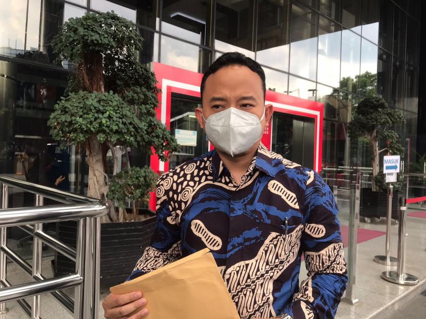 Kuasa hukum mantan kepada dinas ESDM Kabupaten Tanah Bumbu, Kalimantan Selatan, Raden Dwidjono Putrohadi, Lucky Omega Hasan usai menyerahkan surat ke Dewas KPK, Kamis (7/4/2022).