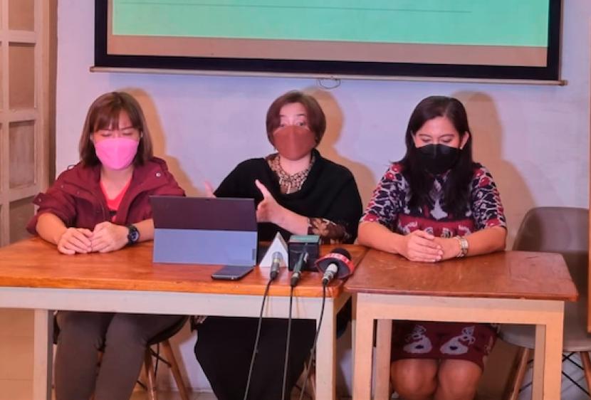 Kuasa hukum member Paguyuban 007, Yasmin Muntaz  (tengah) menggelar konferensi pers terkait kasus DNA Pro, Rabu (26/4/2022),