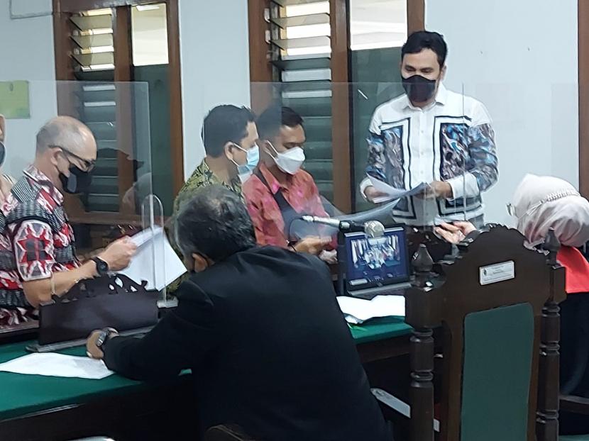 Kuasa hukum pemohon dan termohon praperadilan pinjaman online ilegal menyerahkan berkas-berkas ke Majelis Hakim dalam sidang lanjutan di PN Bandung, Rabu (17/11). 