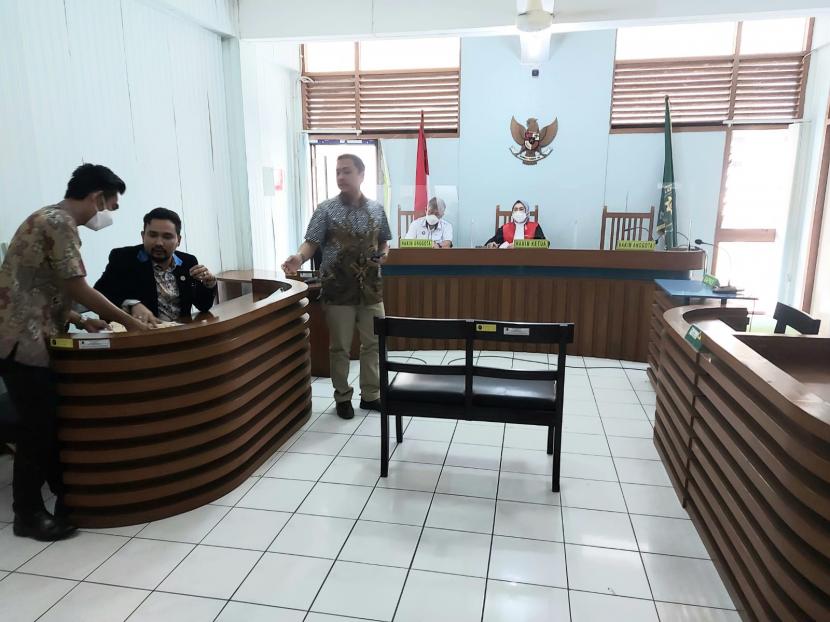 Kuasa hukum pemohon praperadilan penetapan tersangka pinjol ilegal menyerahkan berkas ke hakim PN Bandung.