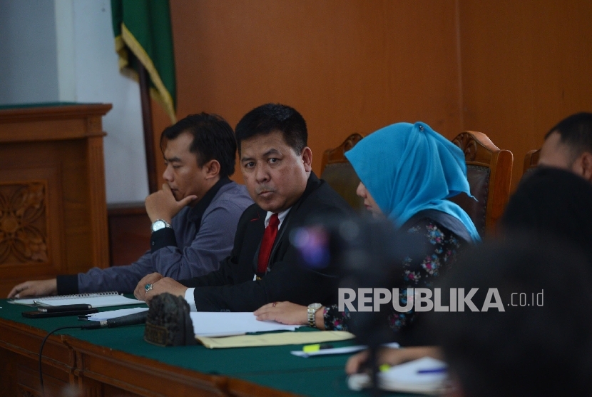 Kuasa hukum pihak KPK, Setiadi (kedua kiri) memberikan keterangan kepada Ketua Majelis Hakim Udjiyanti saat persidangan perdana pra peradilan tersangka RJ. Lino dengan agenda pembacaan permohonan pemohon di Pengadilan Negeri Jakarta Selatan, Senin (18/1). 