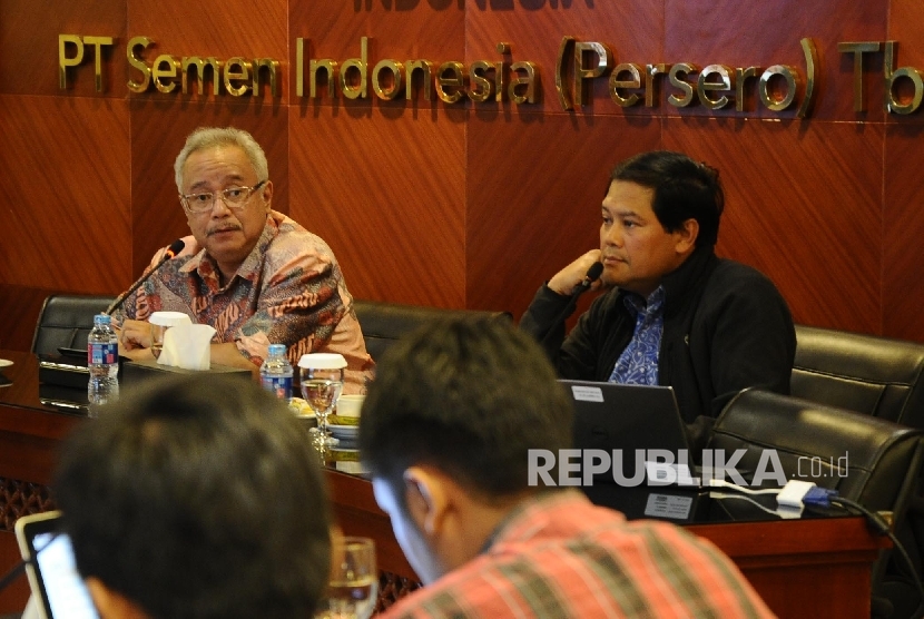 Kuasa Hukum PT Semen Indonesia (PTSI) M Mahendradatta (kiri), Sekertaris Perusahaan PTSI Agung Wiharto berbicara saat konferensi pers terkait putusan PK di Jakarta, Selasa (15\11).