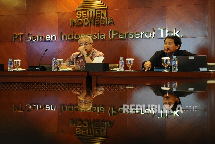 Kuasa Hukum PT Semen Indonesia (PTSI) M Mahendradatta (kiri), Sekertaris Perusahaan PTSI Agung Wiharto berbicara saat konferensi pers terkait putusan PK di Jakarta, Selasa (15\11).