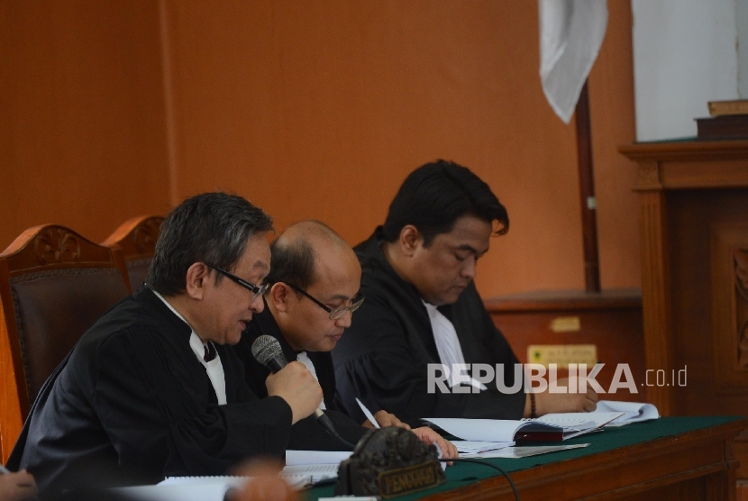 Kuasa Hukum RJ. Lino Maqdir ismail (kiri) memberikan keterangan kepada Ketua Majelis Hakim Udjiyanti saat persidangan perdana pra peradilan tersangka RJ. Lino dengan agenda pembacaan permohonan pemohon di Pengadilan Negeri Jakarta Selatan, Senin (18/1). 
