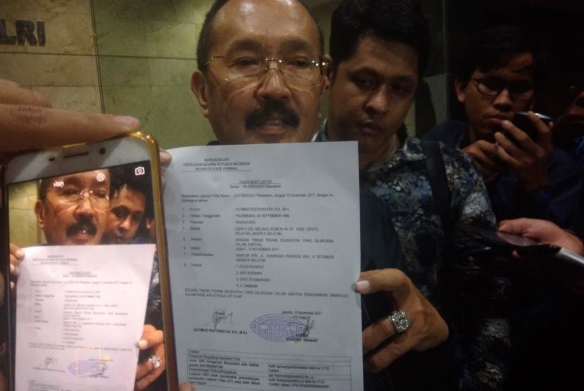 Kuasa hukum Setya Novanto, Fredrich Yunadi, melaporkan empat orang KPK ke Bareskrim Polri, Jumat (10/11) malam