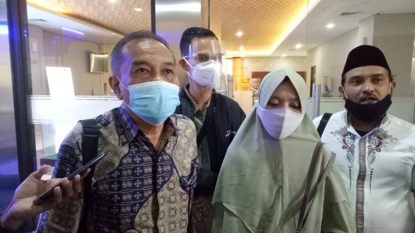 Kuasa hukum Soni Eranata atau yang dikenal sebagai Ustaz Maaher At-Thuwailibi, Djudju Purwantoro mendampingi istri Soni Eranata di Bareskrim Polri, Jakarta Selatan, Senin (18/1). 