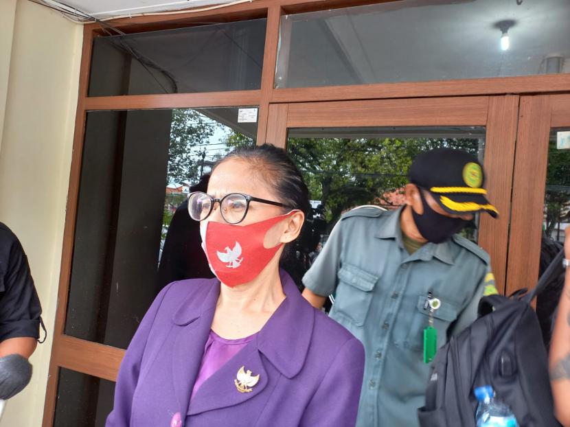 Kuasa hukum terdakwa pelecehan seksual Herry Wirawan Ira Mambo meminta majelis hakim memberikan hukuman yang adil untuk kliennya seusai sidang pleidoi di PN Bandung, Kamis (20/1/2022). Herry Wirawan dituntut hukuman mati.