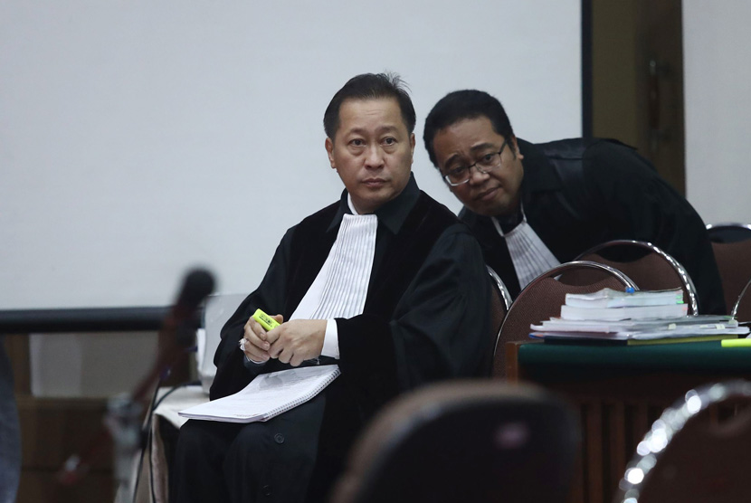 Kuasa Hukum terdakwa kasus penistaan agama Basuki Tjahaja Purnama Humphrey R. Djemat (kiri) disela sidang di Auditorium Kementerian Pertanian, Jakarta(7/2)