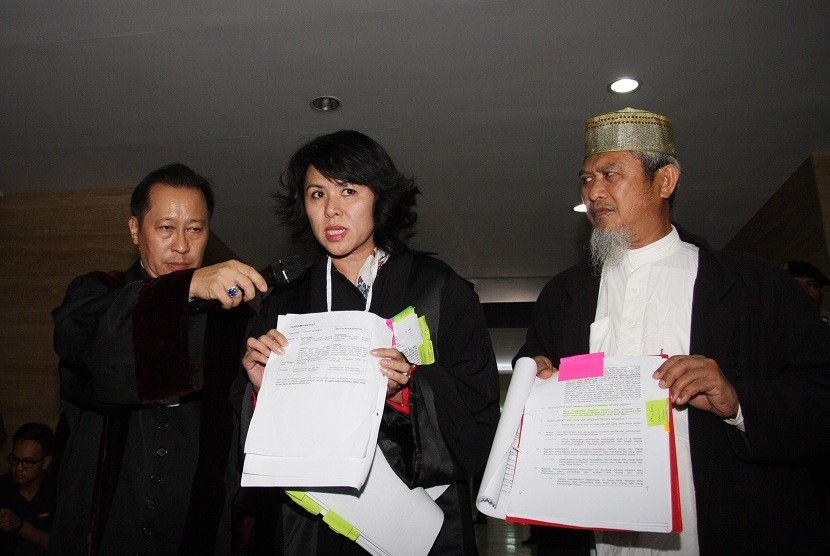 Kuasa Hukum tersangka dugaan kasus penodaan agama Basuki Tjahaja Purnama, Fifi Lety Indra (tengah) dan Humphrey R. Djemat (kiri) memberikan keterangan kepada wartawan disela sidang di Auditorium Kementrian Pertanian, Jakarta, Selasa (10/1) malam.