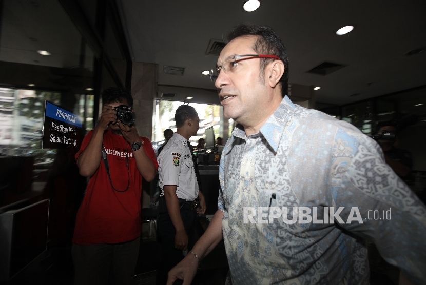 kuasa hukum tersangka kasus impor gula Irman Gusman, Tommy Singh (tengah) memasuki gedung Komisi Pemberantasan Korupsi (KPK), Jakarta, Selasa (20/9).