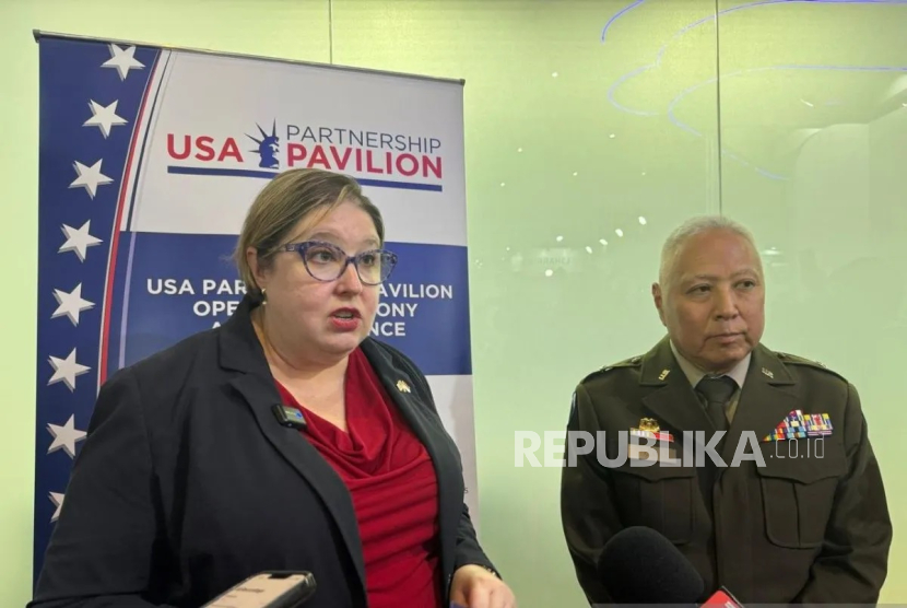 Kuasa Usaha Ad Interim (KUAI) Kedubes AS Heather Merritt (kiri) dan Komandan Garda Nasional Angkatan Darat Hawaii Brigadir Jenderal Tyson Y Tahara di di Indo Defence 2024 Expo and Forum di JIExpo, Kemayoran, Jakarta Pusat, Rabu (11/6/2025).