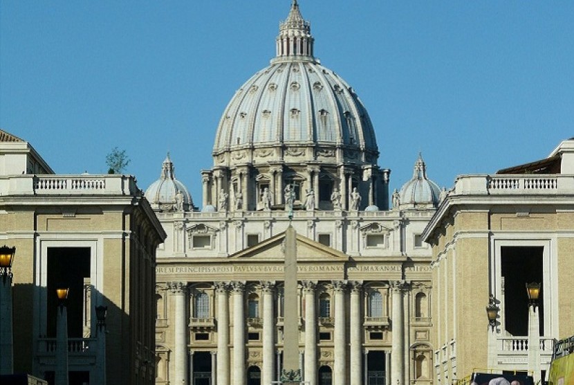 Kubah Basilika Santo Petrus di Vatikan, Italia.