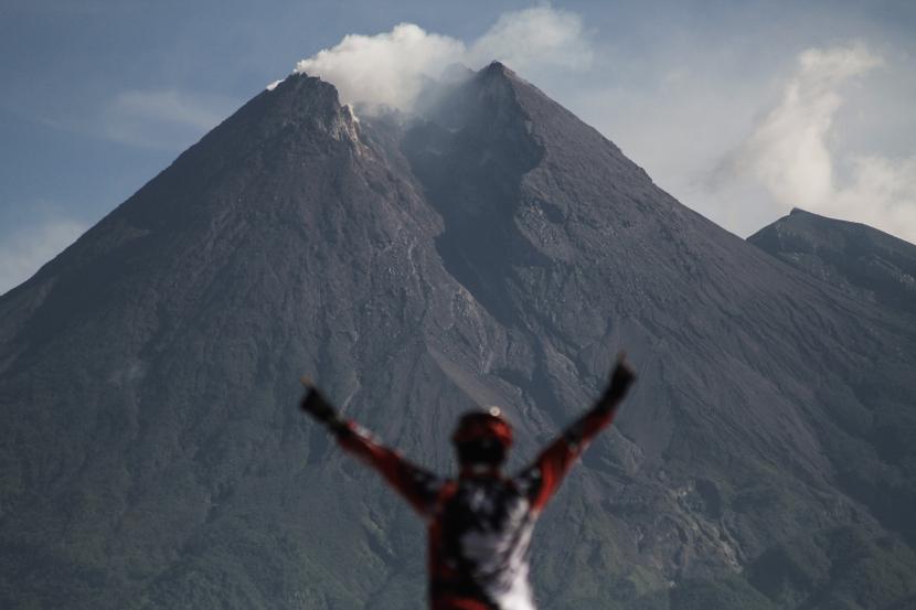 Kubah lava Gunung Merapi terlihat dari Dam Sabo Kali Gendol, Bronggang, Cangkringan, Sleman, DI Yogyakarta.