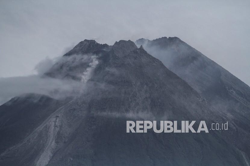 Kubah lava Gunung Merapi terlihat dari Pakem, Sleman, DI Yogyakarta, Sabtu (23/1/2021). 